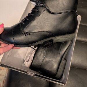 London Fog Women's Black Lace-Up Boots